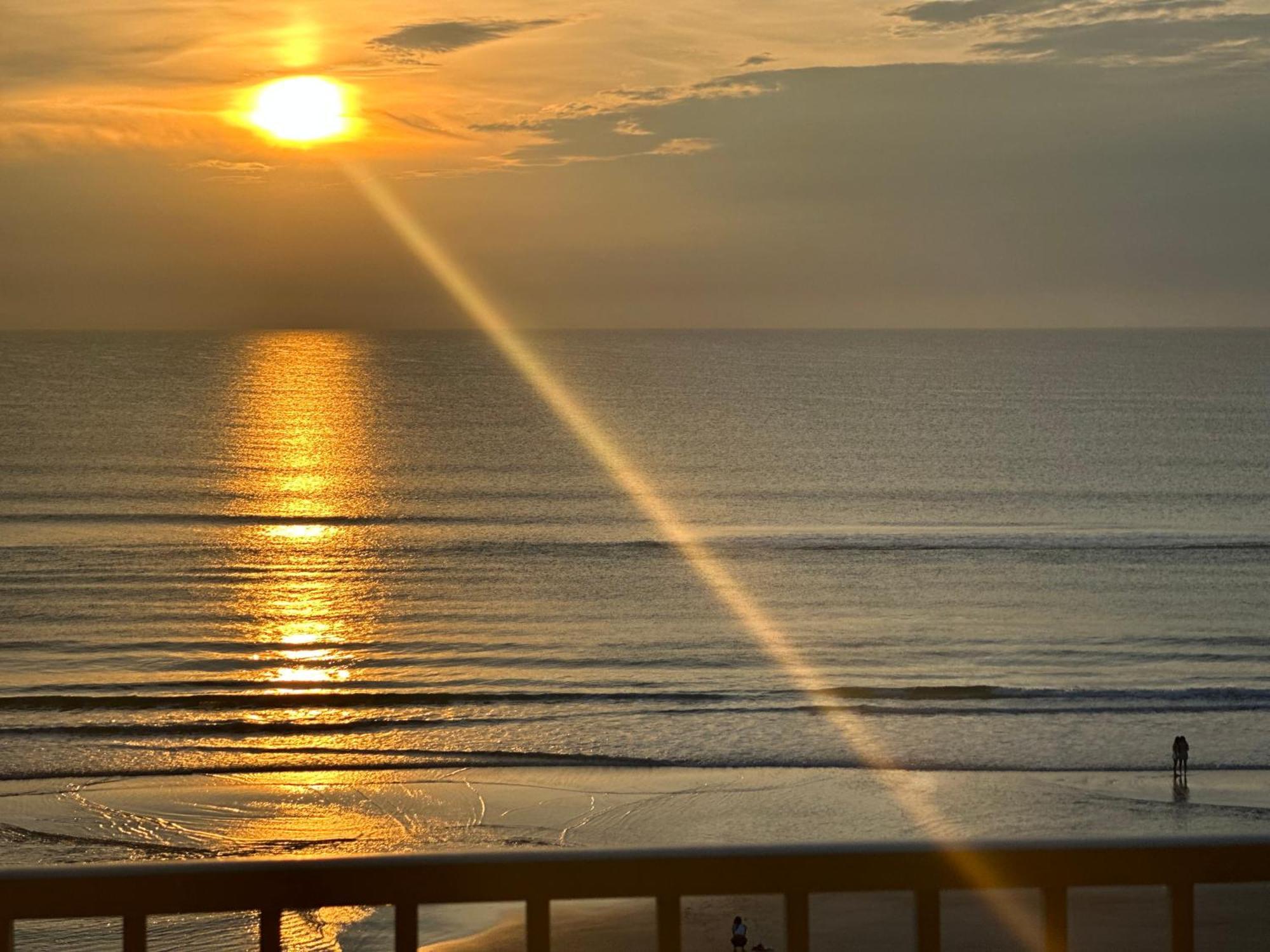 Aparthotel Oceanfront Oasis à Daytona Beach Extérieur photo